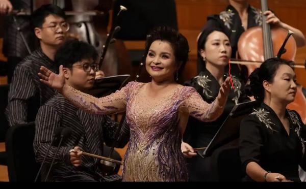 “一个是阆苑仙葩，一个是美玉无瑕……”提起抒情花腔女高音歌唱家吴碧霞，听众的耳畔总会不由自主地响起87版《红楼梦》电视剧里一段又一段熟悉的旋律，那是她在众多音乐作品中，最让人流连忘返的经典之声。