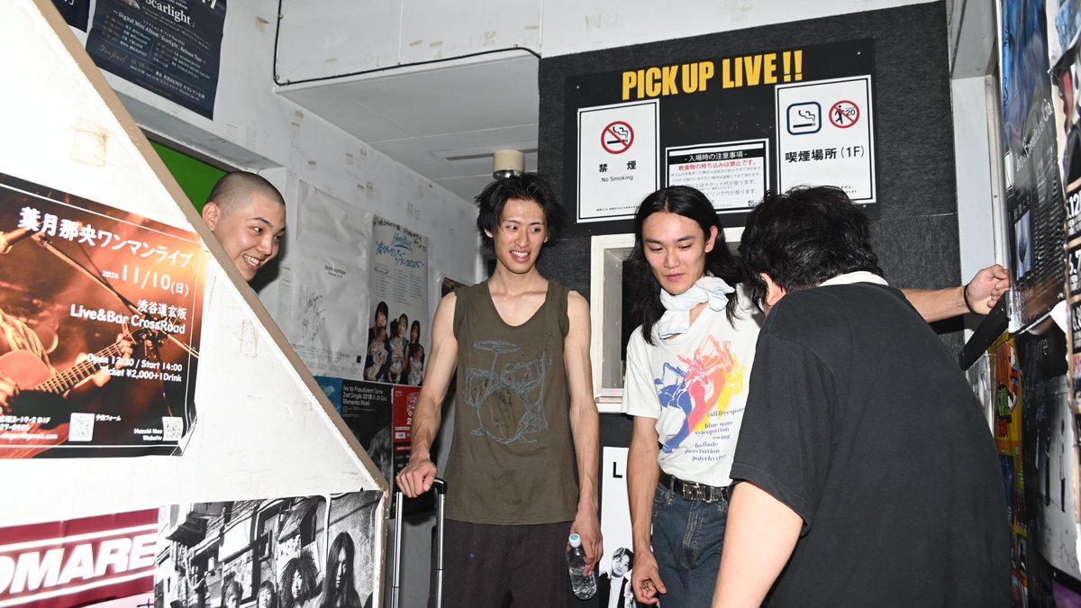 (Hello,EverySummer)

ゆっくり走れです！ベースの春菊がバンドを辞めました！結局この3人になるみたいっす！
メンバー募集とかは当分するつもりありませんが友達絶賛募集中！つーことでこの夏を駆け抜けて出来上がった丸いナニカをかち割りましょう！

アベトラノスケ/カトウヤスオ/マルヤマサクヘイ