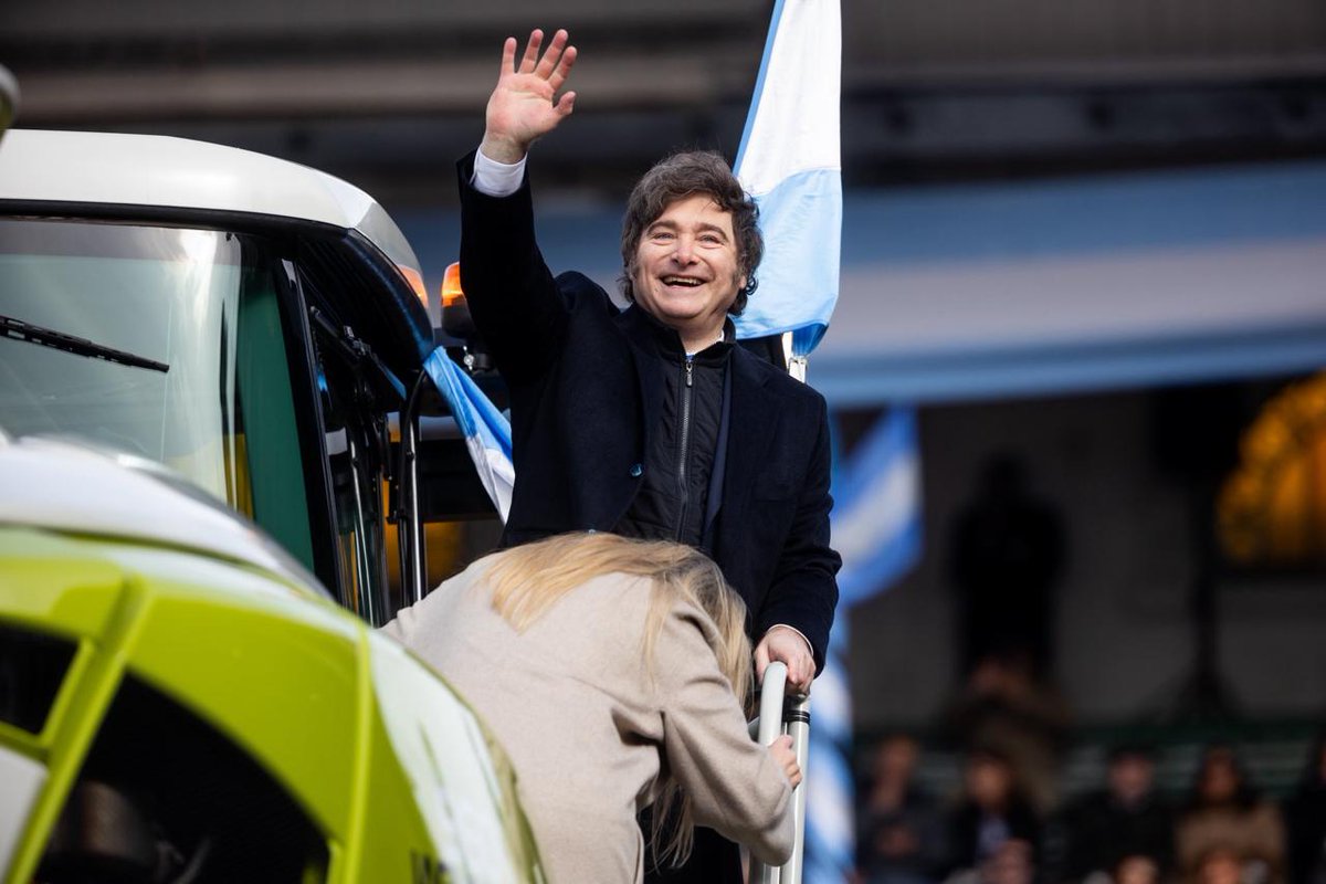 revisbarcelona's tweet image. El Gobierno sale a aclarar la polémica foto del Presidente y su hermana en la Rural: “No le estaba practicando sexo oral”