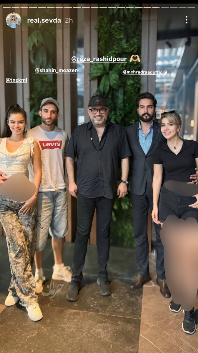 A_GHATEL's tweet image. ✅ عکس یادگاری رشیدپور با شرکت‌کنندگان برنامه مبتذل عشق ابدی !