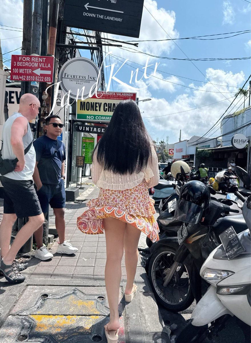 jandkntr's tweet photo. 行走在車水馬龍的街道上
一陣風吹過
飄起的裙擺顯露出美麗的風景
我相信是個正常男人都會好好欣賞的
但是戴墨鏡的大叔
你看的也太目不轉睛了吧🤣

但是真的 有料😍

跟在後面拍的我會不會被當成癡漢啊🥲
有人報名黨跟拍員的嗎🤣

統一回覆裙子下的秘密是丁字褲
還前面開洞的🫣
#人妻開發
#反差 #大長腿
#白嫩 #走光
#OOTD 
#假日特輯