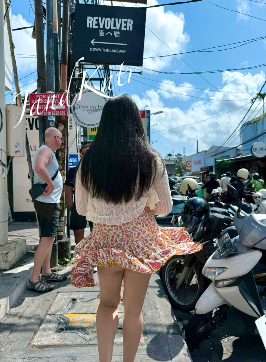 jandkntr's tweet photo. 行走在車水馬龍的街道上
一陣風吹過
飄起的裙擺顯露出美麗的風景
我相信是個正常男人都會好好欣賞的
但是戴墨鏡的大叔
你看的也太目不轉睛了吧🤣

但是真的 有料😍

跟在後面拍的我會不會被當成癡漢啊🥲
有人報名黨跟拍員的嗎🤣

統一回覆裙子下的秘密是丁字褲
還前面開洞的🫣
#人妻開發
#反差 #大長腿
#白嫩 #走光
#OOTD 
#假日特輯