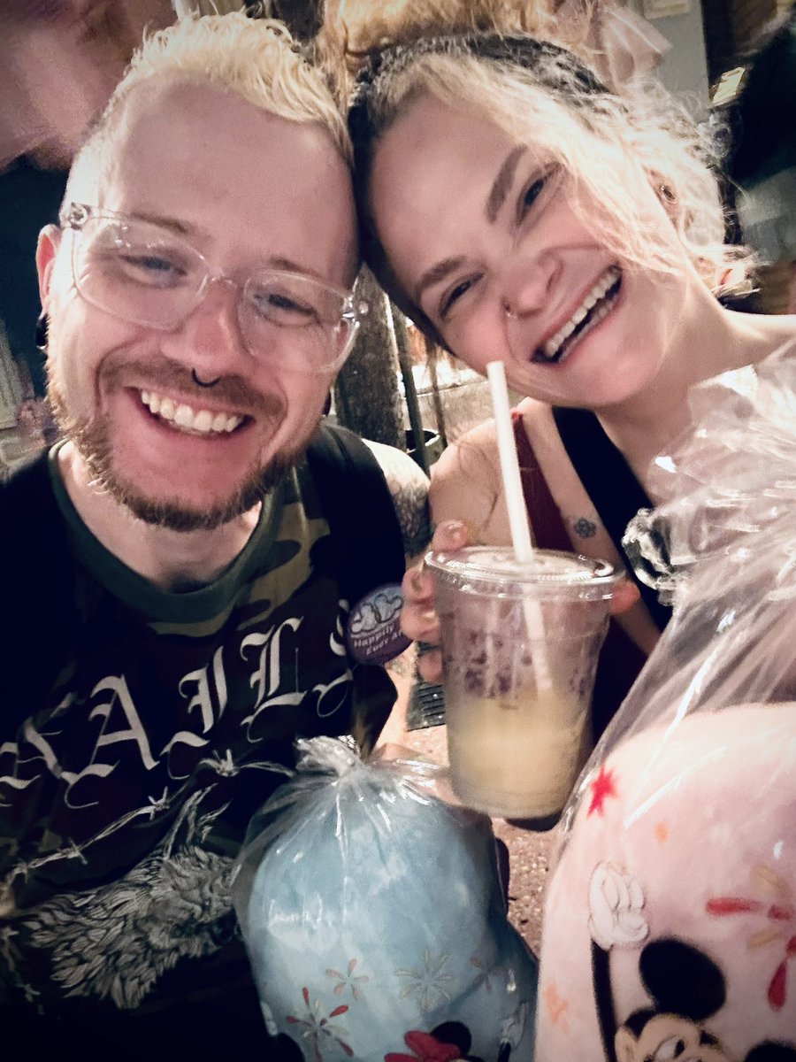 UselessCasey's tweet image. To making the best of a bad situation
Blizzard Beach during an Excessive Heat Advisory with my excessively hot girlfriend, dinner with some of my best friends, FROZEN BANANA FANTA and Cotton Candy make me live happily ever after
Parade time if I don’t fall asleep