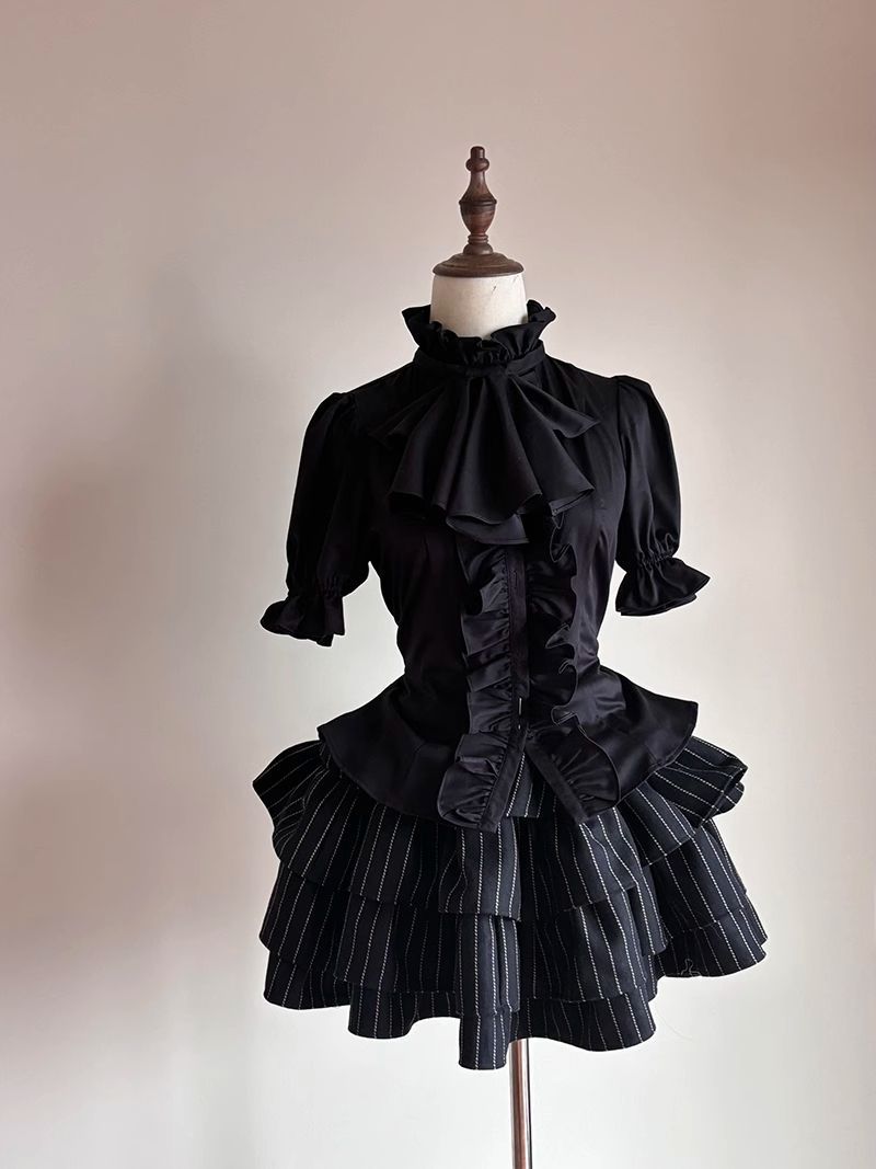 ManusxMachina's tweet image. 西洋貴族のゴシックブラウス 
manus-machina.com/collections/ne… 
ヴィクトリアン調の気品漂うブラウス。フロントの大きなリボンとフリルが視線を引き寄せます。ウエストを美しく絞ったシルエットと、バックの編み上げディテールが女性らしさを引き立て、クラシカルなロマンチシズムを漂わせます。