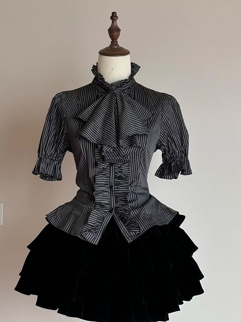 ManusxMachina's tweet image. 西洋貴族のゴシックブラウス 
manus-machina.com/collections/ne… 
ヴィクトリアン調の気品漂うブラウス。フロントの大きなリボンとフリルが視線を引き寄せます。ウエストを美しく絞ったシルエットと、バックの編み上げディテールが女性らしさを引き立て、クラシカルなロマンチシズムを漂わせます。