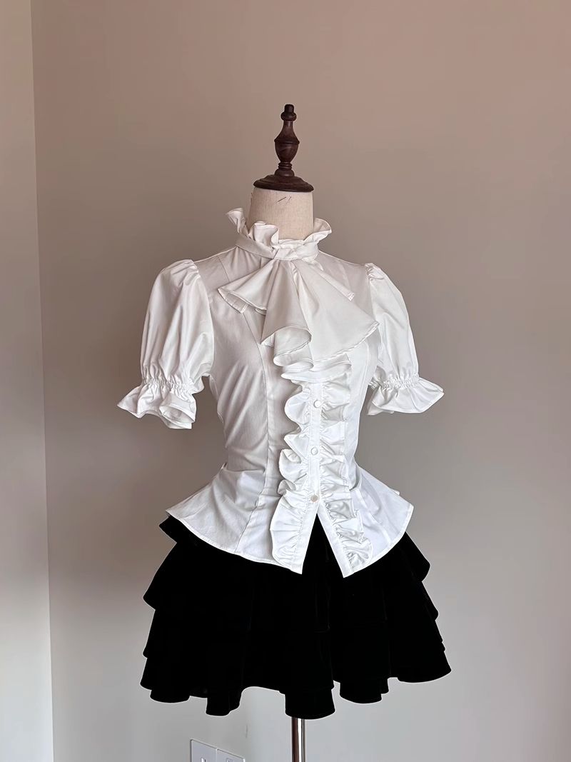 ManusxMachina's tweet image. 西洋貴族のゴシックブラウス 
manus-machina.com/collections/ne… 
ヴィクトリアン調の気品漂うブラウス。フロントの大きなリボンとフリルが視線を引き寄せます。ウエストを美しく絞ったシルエットと、バックの編み上げディテールが女性らしさを引き立て、クラシカルなロマンチシズムを漂わせます。