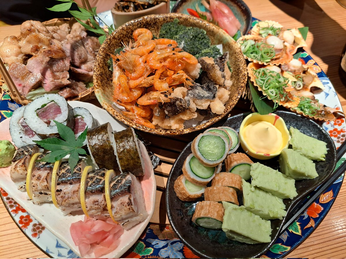 先日、豪華な #皿鉢料理 をいただきました。皿鉢(さわち)料理は大皿に
