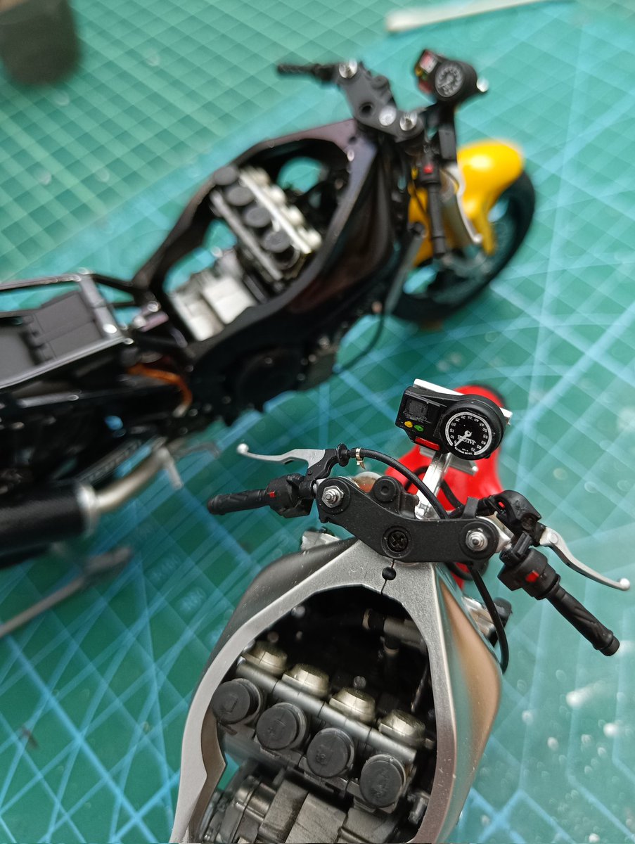 Con la instalación de las horquillas delanteras, cuadro de relojes y el cableado, terminamos con el montaje de la parte mecánica. Siguiente paso, la carrocería.
#tamiya #R1 #yamaha #modelscale #modeler