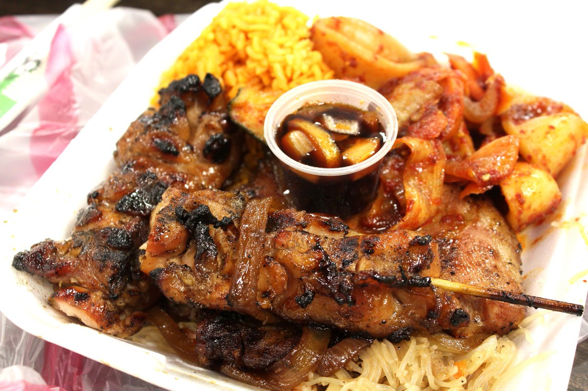 airtrip_pr's tweet image. 甘辛く香ばしい匂いが食欲を誘う #グアム で
特に人気のローカルフード・チャモロBBQを
ご存知ですか🍗?!

ビーフやチキンを酢醤油の様なソースに
dipして、オン・ザ・レッドライスで
食べると南国気分が更にupしますよ～🏝️

#アメリカ 🇺🇸