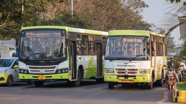 itsmedeva_'s tweet photo. The safest vehicle in Odisha right now is 'Ama Bus' (state public transport bus, @CRUT_BBSR)..not thar not fortuner.
You’re safe inside. But if you’re outside… then only God can help you! https://t.co/hl7VvDWL3Q