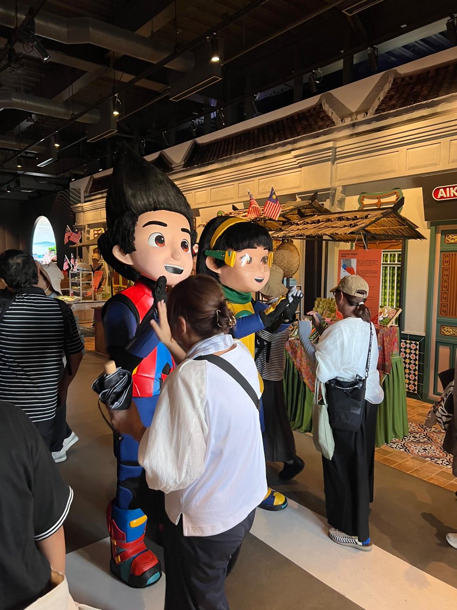 GEMPAK_KGS's tweet image. Cayalah! @ejen_ali & Ejen Alicia dah sampai Jepun!! 😎
Mereka datang memeriahkan Pavilion Malaysia di World Expo 2025 yang berlangsung di Osaka, Jepun. Ramai pulak yang nak bergambar tu! 😆