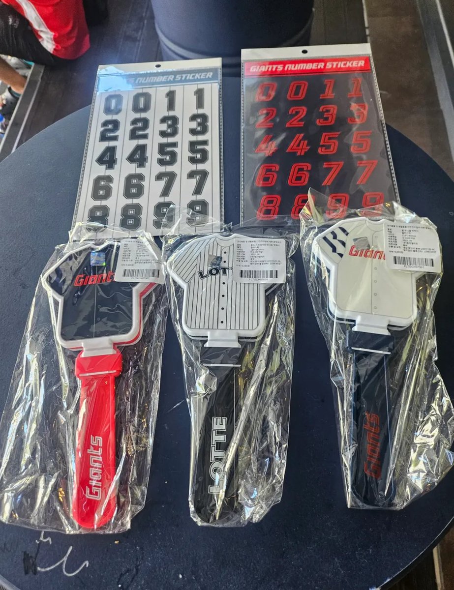 나 새엠디 나오면 실물 궁금해가주구 스레드부터 훑잖슨.. 유니폼 짝짝이랑 배번 스티커 같이 출시햇대유... 짝.꾸 가능😍😍😍😍😍😍😍