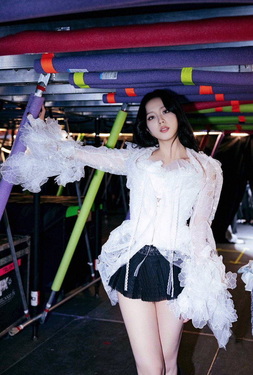 pawangdalgom's tweet image. DAMN KIM JISOO 🤍🤎