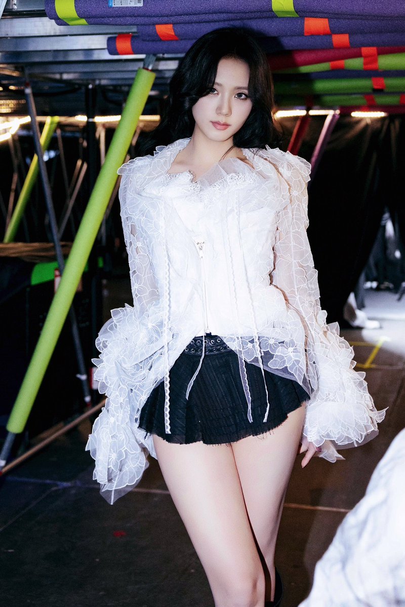 pawangdalgom's tweet image. DAMN KIM JISOO 🤍🤎