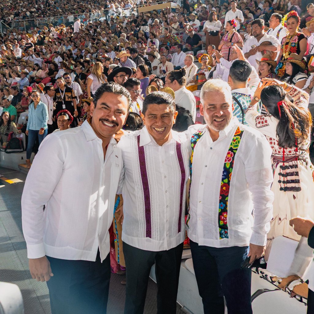 Replica (@replica_tweets) on Twitter photo #Oaxaca
Recuerdo cuando <a href="/salomonj/">Salomón Jara Cruz</a> dijo que la #Guelaguetza era fiesta de los oaxaqueños y no de elites en el poder 🤣🤣🤬🤣🤣🤬
Que descartaba la decadente comercialización 🤪🤪🤪🤪🤪🤣🤡🤣
Nos visita el gober de #Michoacan, quien recién estreno grupo armado
<a href="/SECTUR_mx/">SECTUR México</a> #Oaxaca
Recuerdo cuando <a href="/salomonj/">Salomón Jara Cruz</a> dijo que la #Guelaguetza era fiesta de los oaxaqueños y no de elites en el poder 🤣🤣🤬🤣🤣🤬
Que descartaba la decadente comercialización 🤪🤪🤪🤪🤪🤣🤡🤣
Nos visita el gober de #Michoacan, quien recién estreno grupo armado
<a href="/SECTUR_mx/">SECTUR México</a>