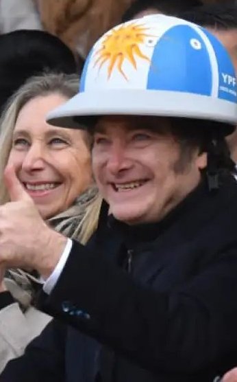 DenaonIsBack's tweet image. No te toca una bandera argentina pero se pone un casco de YPF con su imagen.
Ese cosplay de patriota no se lo cree nadie.
