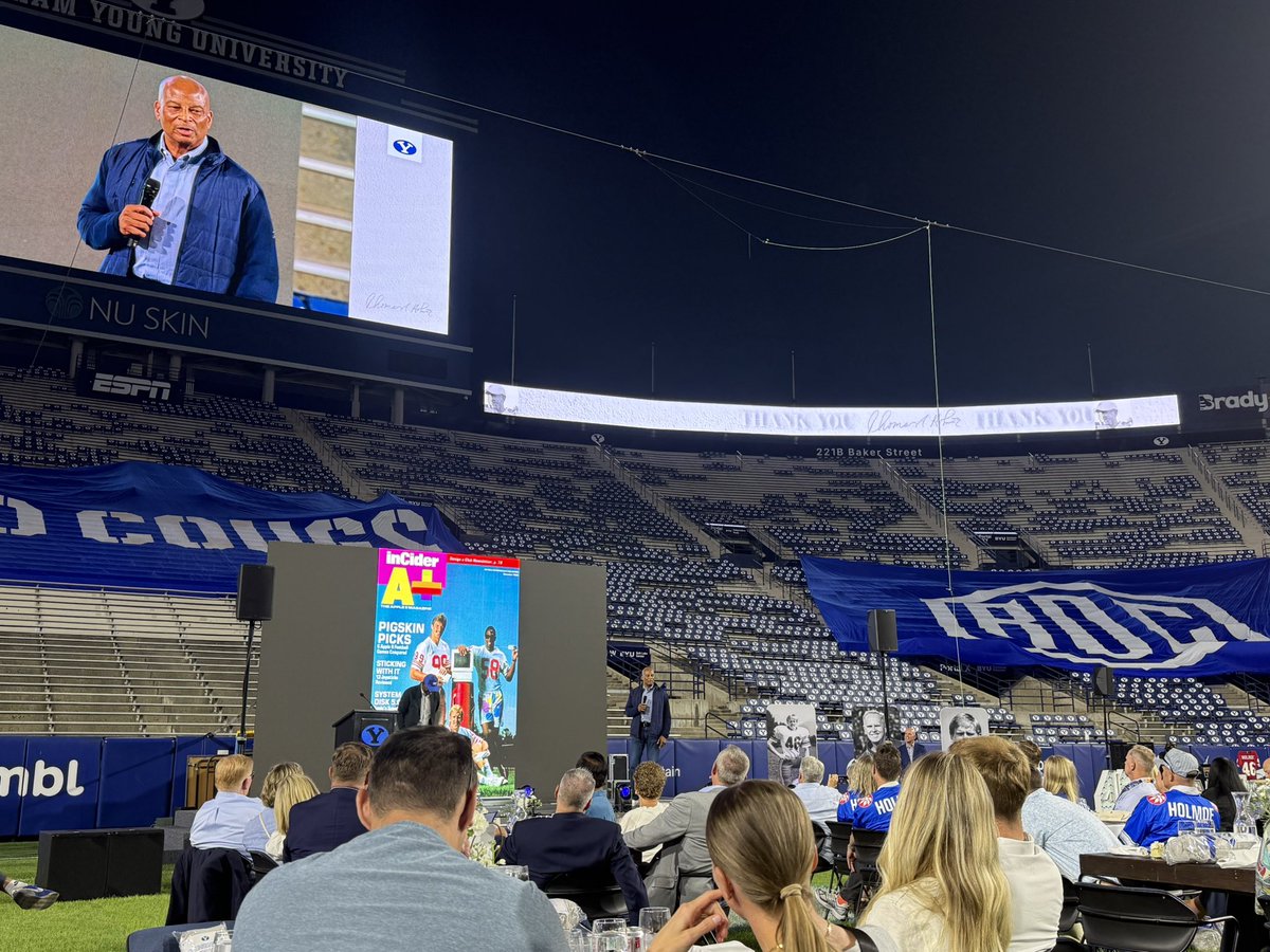 jaromjordan's tweet image. Hall of Famer Ronnie Lott addresses the crowd at Tom Holmoe’s retirement party.
Lott played with Holmoe on the Niners.