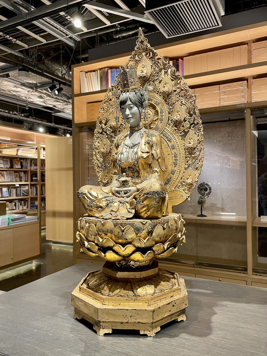 GINZA_TSUTAYA's tweet photo. 九千房政光による 「祈りのゆくえ」展を店内インフォメーションカウンター前にて開催中です。
中学校で美術を教える現役の教諭でありながら、仏像の制作をおこなう彫刻家。
本展では《弥勒菩薩坐像》《聖観音菩薩立像》をはじめ、胸像や頭像を含む全6作品を展示しています。
8月15日(金)まで。 https://t.co/KUnypedayJ
