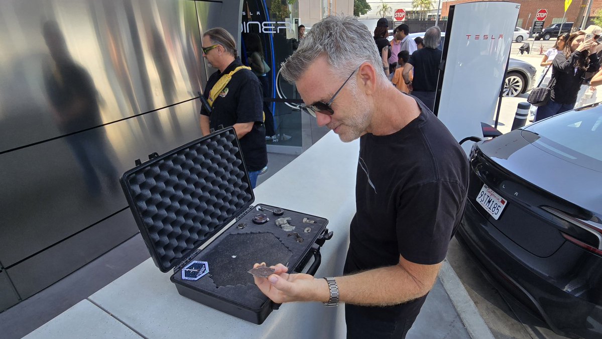 TeslaStarTruk's tweet image. Great guy, humble, down to earth.
@woodhaus2
It was fantastic getting to meet you at the @Tesla Diner! Thank you for signing my wife's Juniper model Y!
Thank you everything you've done for Tesla throughout the years!
Looking forward to seeing you at @theXtakeover next year!