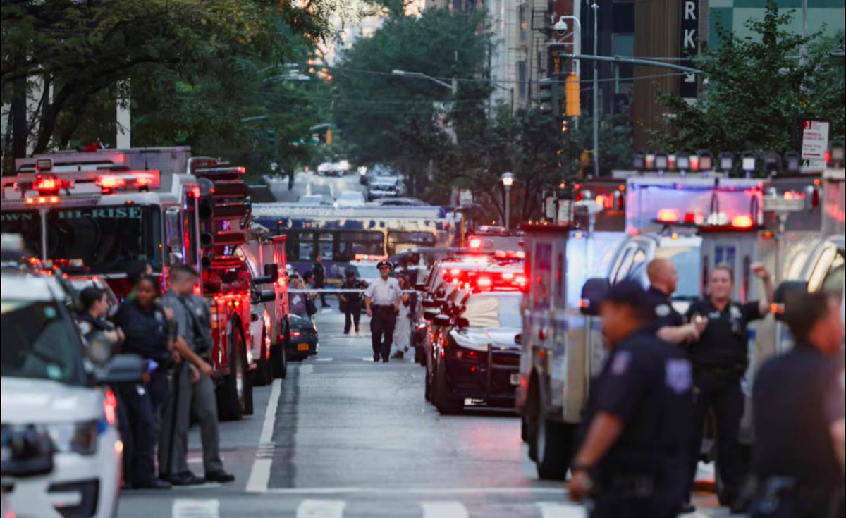 #Mundo  

Confirma alcalde al menos 4 muertos, incluido un policía, en tiroteo de Nueva York 

elcomentario.ucol.mx/?p=229959

#ElComentario #TiroteoNY #TiroteoManhattan #TiroteosEUA