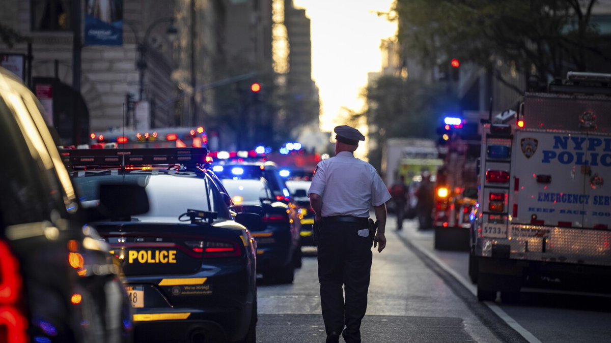 KSHB41's tweet image. At least 5 people, including a police officer, killed Monday in Manhattan office building shooting.
kshb.com/news/crime/at-…