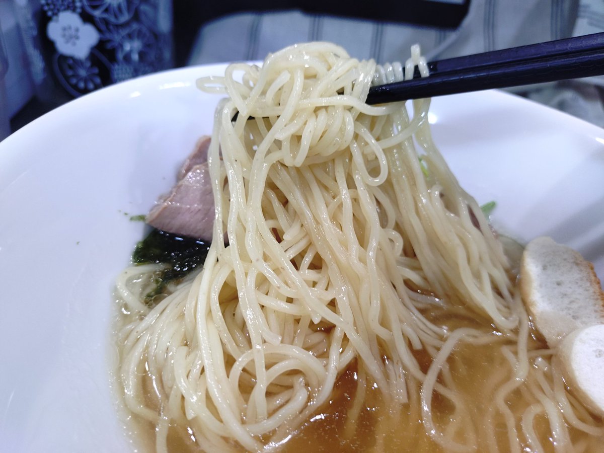 iheitaramem's tweet photo. 麺屋∞エイト　埼玉から移転してきて、忽然と現れた名店です。味噌ラーメンメインのお店ですがあえての塩ラーメン920円をいただきました。麺は細麺、固めぱっつん、スープは意識高い系。チャーシューは厚みがあり、ちょっと獣臭が。意外とお客さん入ってなかった。#麺屋エイト https://t.co/8tXpfkfO5x