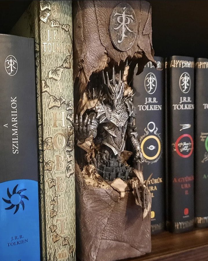LUCKYY10P's tweet image. Make the Destiny 2 lore books look like this and I’ll buy all of them