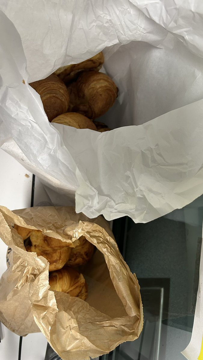 Hè stata longa a nuttata ma simu sempre quì!
È in più caffè purtatu dà un vicinu di a Tresoreria, è robba offerta dà I Fratelli Angeli Boulangerie Pâtisserie.
A sulidarità paesana chì face prò! 
A ringraziavvi !
