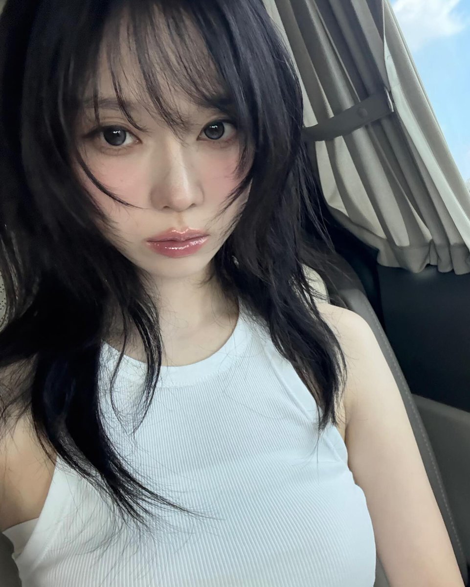 ikes_8229's tweet image. 차에서 찍는 셀카 묘하게 각도 비슷해보여서 웃음