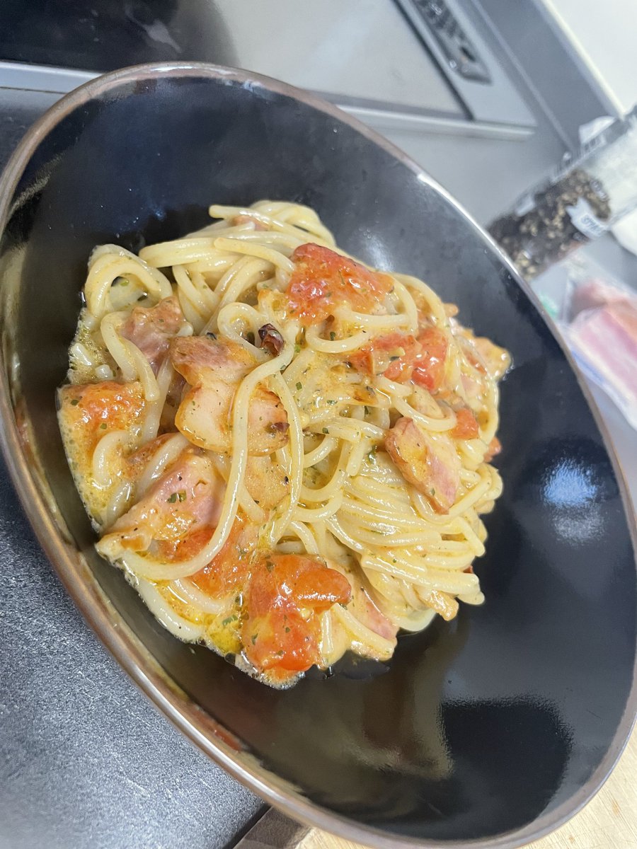 久しぶりにパスタ作った
セミドライトマトとパンチェッタの淫夢風クリームパスタです 