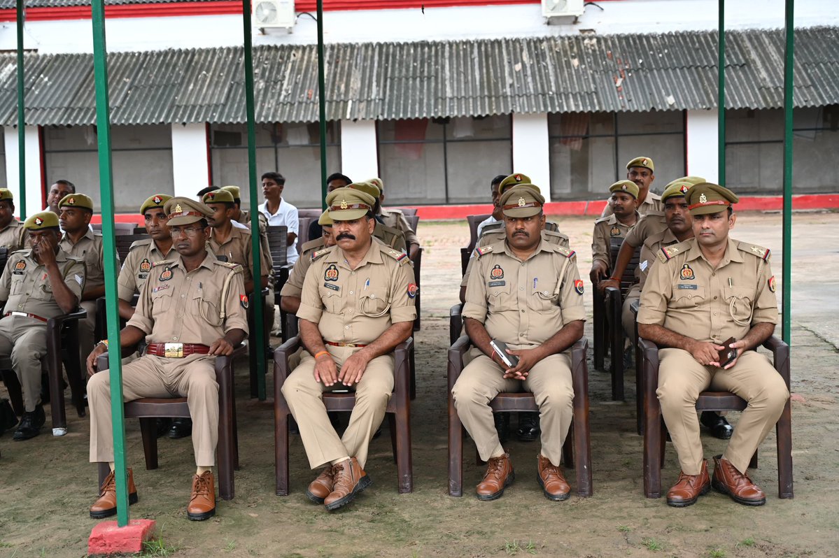 FATEHPUR POLICE (@fatehpurpolice) on Twitter photo #Spfhr рджреНрд╡рд╛рд░рд╛ рд░рд┐рдЬрд░реНрд╡ рдкреБрд▓рд┐рд╕ рд▓рд╛рдЗрди рдлрддреЗрд╣рдкреБрд░ рдореЗрдВ рдкреБрд▓рд┐рд╕ рдЯреНрд░реЗрдирд┐рдВрдЧ рдХрд░ рд░рд╣реЗ рд░рд┐рдХреНрд░реВрдЯ рдЖрд░рдХреНрд╖рд┐рдпреЛрдВ рдХрд╛ рд╕рдореНрдореЗрд▓рди рдЖрдпреЛрдЬрд┐рдд рдХрд░ рд░рд┐рдХреНрд░реВрдЯ рдЖрд░рдХреНрд╖рд┐рдпреЛрдВ рд╕реЗ рд╡рд╛рд░реНрддрд╛ рдХрд░ рдкреНрд░рд╢рд┐рдХреНрд╖рдг рдХреА рдЧреБрдгрд╡рддреНрддрд╛ рдПрд╡рдВ рд╕рдорд╕реНрдд рдореВрд▓рднреВрдд рд╕реБрд╡рд┐рдзрд╛рдУрдВ рдХреЗ рдмрд╛рд░реЗ рдореЗрдВ рдЬрд╛рдирдХрд╛рд░реА рд▓реА рдЧрдпреАред рд╕рдВрдмрдВрдзрд┐рдд рдХреЛ рдЖрд╡рд╢реНрдпрдХ рджрд┐рд╢рд╛-рдирд┐рд░реНрджреЗрд╢ рджрд┐рдпреЗ рдЧрдпреЗред #UPPolice #Spfhr рджреНрд╡рд╛рд░рд╛ рд░рд┐рдЬрд░реНрд╡ рдкреБрд▓рд┐рд╕ рд▓рд╛рдЗрди рдлрддреЗрд╣рдкреБрд░ рдореЗрдВ рдкреБрд▓рд┐рд╕ рдЯреНрд░реЗрдирд┐рдВрдЧ рдХрд░ рд░рд╣реЗ рд░рд┐рдХреНрд░реВрдЯ рдЖрд░рдХреНрд╖рд┐рдпреЛрдВ рдХрд╛ рд╕рдореНрдореЗрд▓рди рдЖрдпреЛрдЬрд┐рдд рдХрд░ рд░рд┐рдХреНрд░реВрдЯ рдЖрд░рдХреНрд╖рд┐рдпреЛрдВ рд╕реЗ рд╡рд╛рд░реНрддрд╛ рдХрд░ рдкреНрд░рд╢рд┐рдХреНрд╖рдг рдХреА рдЧреБрдгрд╡рддреНрддрд╛ рдПрд╡рдВ рд╕рдорд╕реНрдд рдореВрд▓рднреВрдд рд╕реБрд╡рд┐рдзрд╛рдУрдВ рдХреЗ рдмрд╛рд░реЗ рдореЗрдВ рдЬрд╛рдирдХрд╛рд░реА рд▓реА рдЧрдпреАред рд╕рдВрдмрдВрдзрд┐рдд рдХреЛ рдЖрд╡рд╢реНрдпрдХ рджрд┐рд╢рд╛-рдирд┐рд░реНрджреЗрд╢ рджрд┐рдпреЗ рдЧрдпреЗред #UPPolice