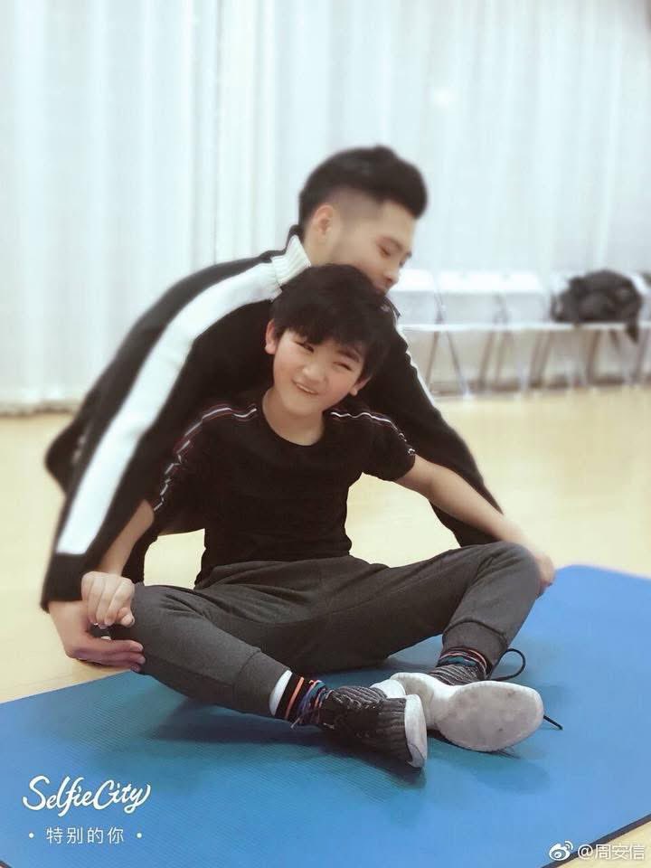 ANXINE5's tweet image. 안신이 과사 중에 이거 진짜 귀여워 다리찢기 시도하다 으아아아 소리가 사진 속에서도 들림 ヲヲヲヲヲヲヲヲヲヲヲヲヲヲヲヲ