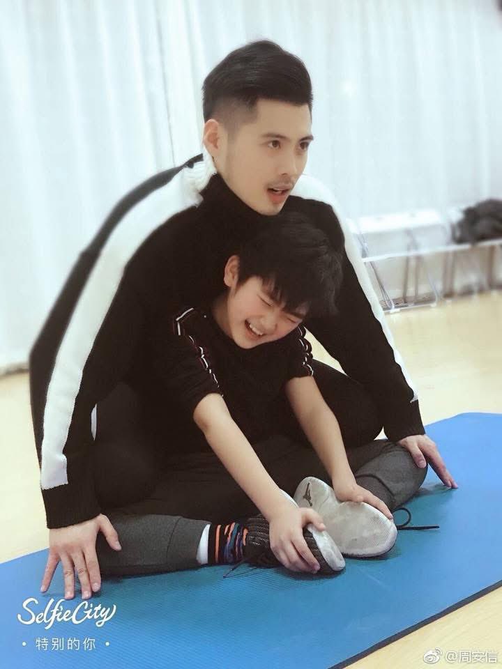 ANXINE5's tweet image. 안신이 과사 중에 이거 진짜 귀여워 다리찢기 시도하다 으아아아 소리가 사진 속에서도 들림 ヲヲヲヲヲヲヲヲヲヲヲヲヲヲヲヲ