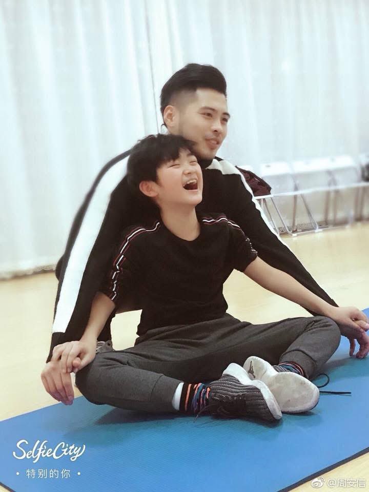 ANXINE5's tweet image. 안신이 과사 중에 이거 진짜 귀여워 다리찢기 시도하다 으아아아 소리가 사진 속에서도 들림 ヲヲヲヲヲヲヲヲヲヲヲヲヲヲヲヲ