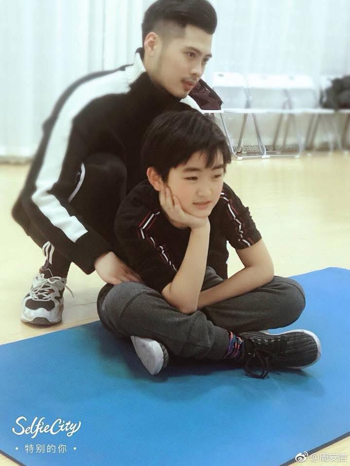 ANXINE5's tweet image. 안신이 과사 중에 이거 진짜 귀여워 다리찢기 시도하다 으아아아 소리가 사진 속에서도 들림 ヲヲヲヲヲヲヲヲヲヲヲヲヲヲヲヲ