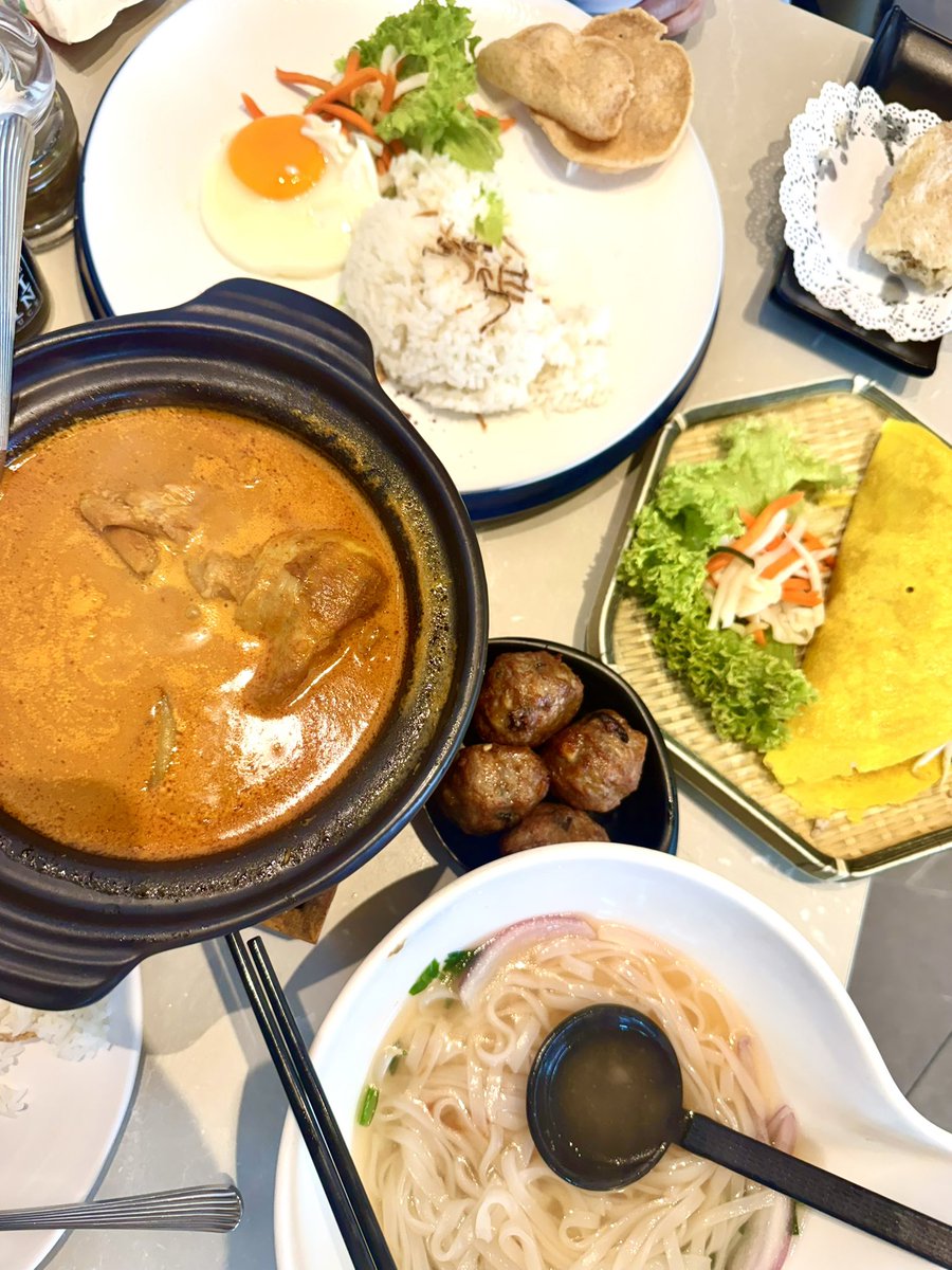 meru0131meru's tweet image. どっちが食べたい〜？😍わたしはお鍋🍲