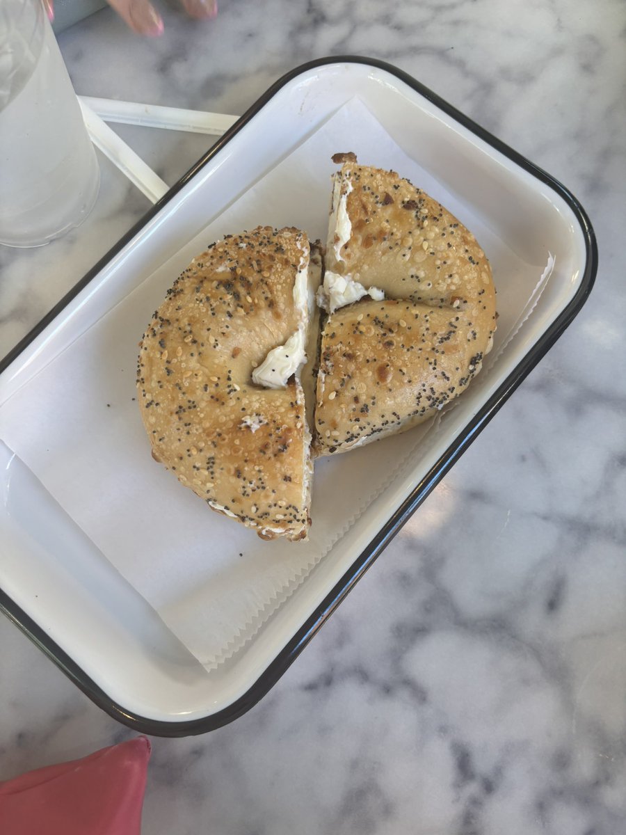 _mirrorbelle's tweet image. it’s been almost 5 days and i’m still thinking about this heavenly bagel i got before gracie