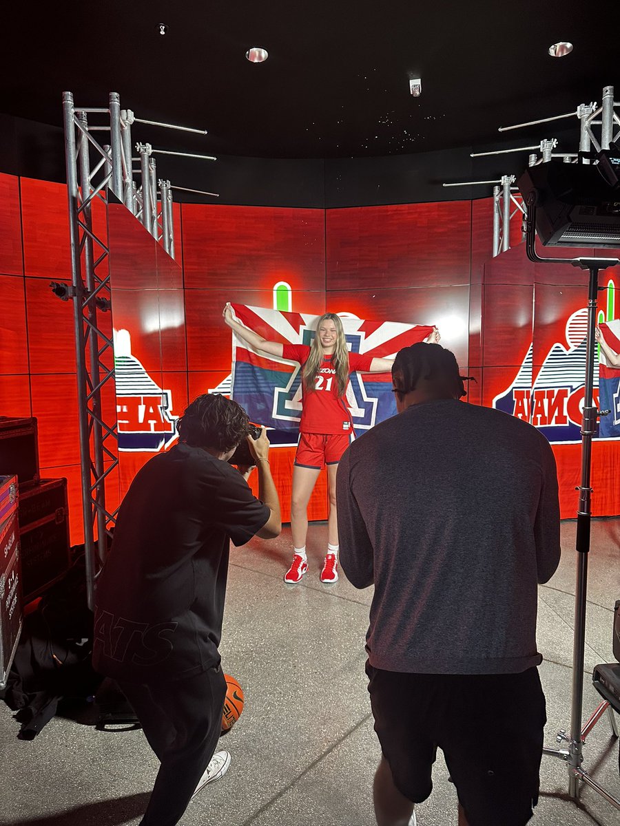 calliehinder's tweet image. So happy I got to go down today and watch a team practice with @ArizonaWBB, some pics from my official, thank you @beckyburke11 and the whole staff, it was so much fun! #notcommitted #beardown @MtnWestPremier