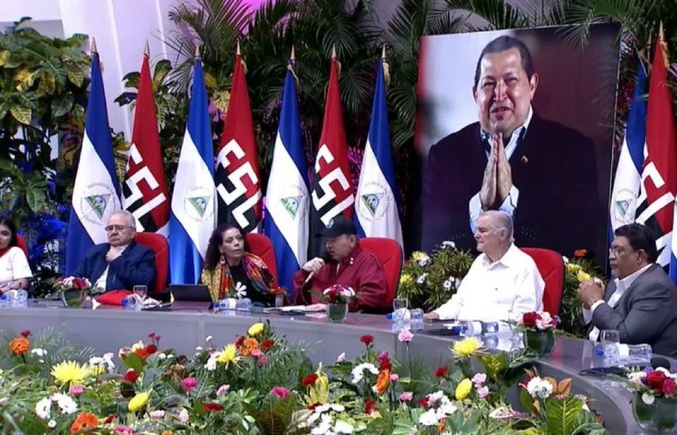 Locura. El dictador nicaragüense Daniel Ortega acaba de decretar la “santificación” del tirano Hugo Chávez y anuncia que el país comienza los preparativos para su “resurrección”.

No, lo que estás leyendo no es una broma de mal gusto. Nicaragua es algo así como Corea del Norte.