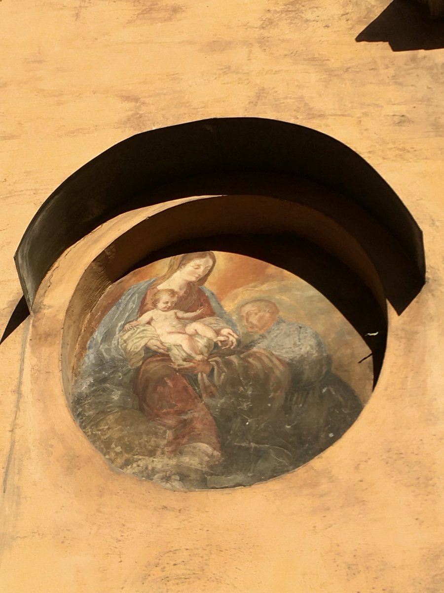 Adoro questa bellissima ma semplice #Madonnella… 
Spesso passa inosservata perché si trova in alto sul muro di un palazzo, nella trafficatissima Piazza di Sant’Andrea della Valle… 

#Roma 🤍
