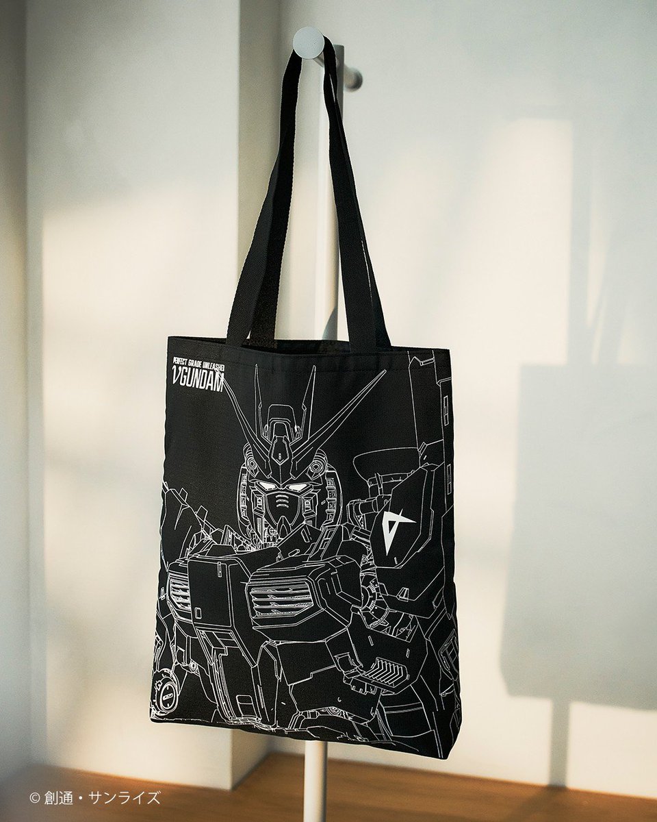 smart_twjp's tweet image. ／
 #ガンプラ45周年 記念付録が完成✨️
＼

8月25日発売 #smart10月号 の特別付録は「ガンプラ45周年記念 PERFECT GRADE UNLEASHED 1/60 νガンダム デザイントートバッグ」！

✅️表裏で異なる絵柄の両A面仕様
✅️スマホが入るサイズの内ポケット
✅️45周年ロゴのタグ付き

🔗ご予約受付中🔧✨️