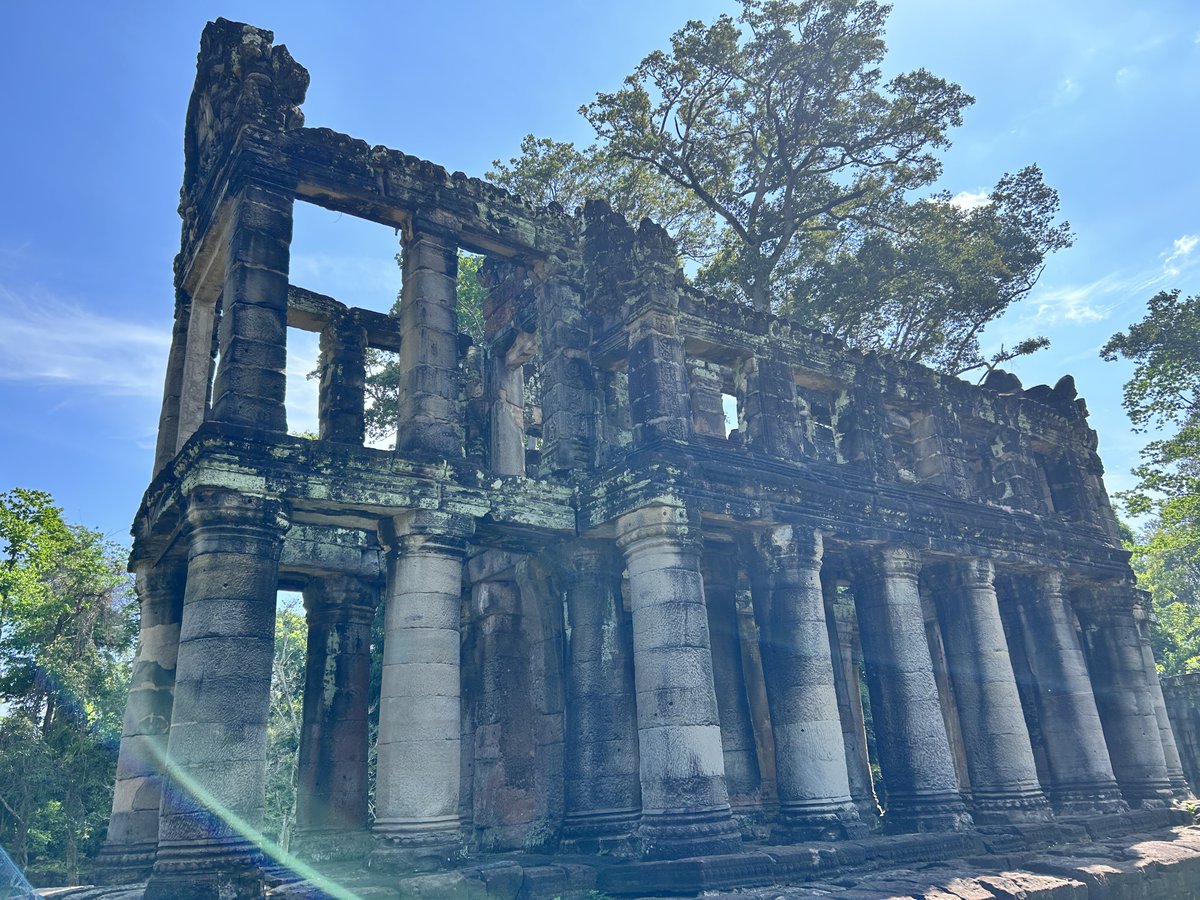 CambodiaNote's tweet image. プレア・カン遺跡に現れる二階建ての石造建築は、アンコール遺跡群の中でも異彩を放つ存在。
木々に包まれた静かな場所にあるため、訪れる人も少なく、ゆっくりとその美しさを堪能できます。