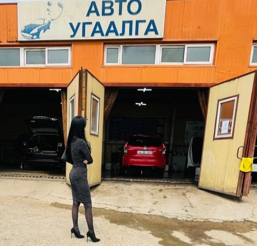 Манай хүүхнүүд ч ганган ч хот нь эвгүй л дээ.