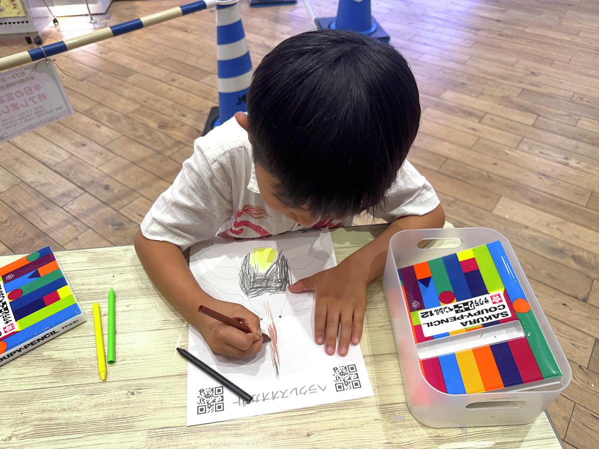 joypolis_event's tweet photo. #カブクワ台場 🌳
📢「ぬりえカブクワ」
カブトムシやクワガタのぬりえシートに
好きな色🖍を塗ってスキャンすると、
大画面に登場してあちこち羽ばたくよ。
デックス広場の入場無料エリアにあって
無料👀で楽しめるので、ぜひ遊んでみてね🤩
（平日限定）
https://t.co/NUiih2537f
#ジョイポリス https://t.co/ItTAsggtYl