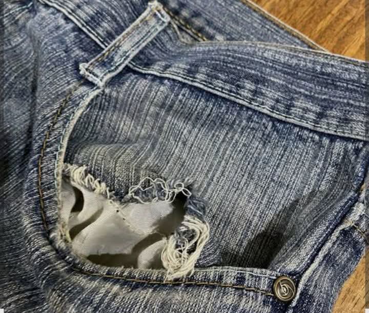 Un hombre tonto se queja de su bolsillo roto🫤 Mientras un hombre sabio lo utiliza para rascarse los arrestos o tenates o como los quieran llamar 🤓🧐😬