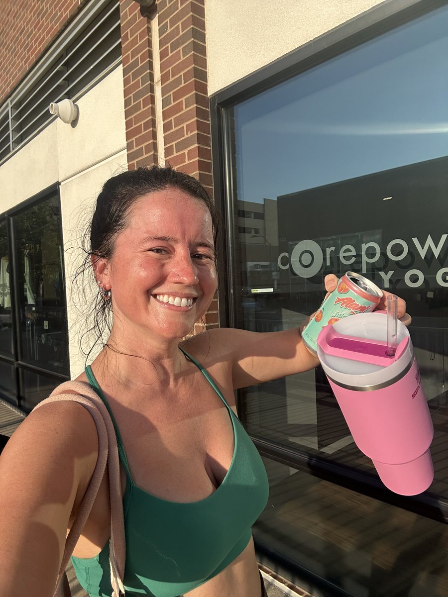 DanielleDestroy's tweet image. I am actually obsessed with how good this feels 💪🏻🔥 Am I officially a yogi? 🧘🏻‍♀️ #hotyoga