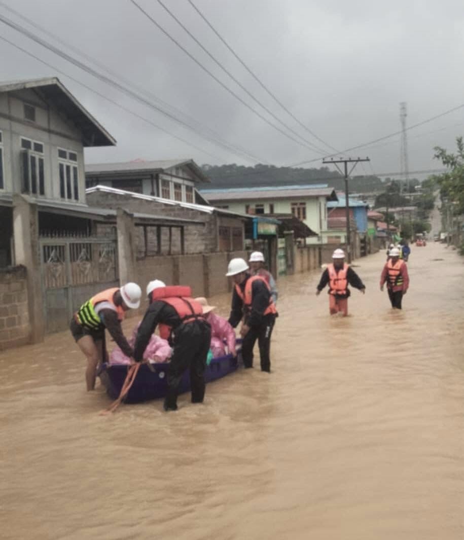 MyanmarRedCross's tweet photo. π§οΈ Due to days of heavy rain, 3 out of 4 wards in #AungPan Township, #SouthernShan are now flooded.
π¨ Local #RedCross volunteers are on the ground, helping evacuate elderly people and children to safer areas.
#MyanmarRedCross #FloodResponse #HumanityInAction https://t.co/SD09OU8VhF