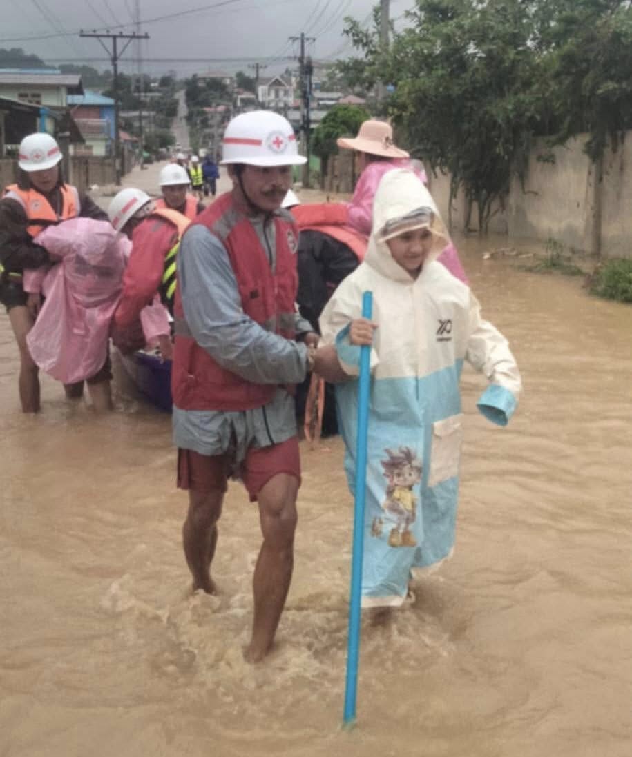 MyanmarRedCross's tweet photo. π§οΈ Due to days of heavy rain, 3 out of 4 wards in #AungPan Township, #SouthernShan are now flooded.
π¨ Local #RedCross volunteers are on the ground, helping evacuate elderly people and children to safer areas.
#MyanmarRedCross #FloodResponse #HumanityInAction https://t.co/SD09OU8VhF