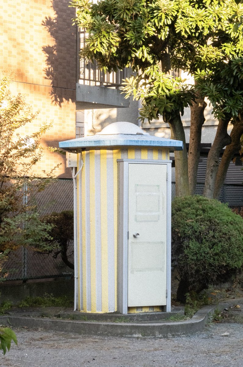 도쿄의 어린이 놀이터 옆 공중 화장실