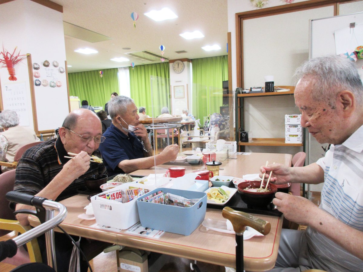 令和7年7月22日、23日志摩豊和苑でそば打ちイベントを行いました
日清医療食品さんにご協力いただき、手打ちそばの実演を行いました！
信州蕎麦粉（二八そば）石臼挽きという、そばの風味が最大限活かされたそば粉を使用しました。